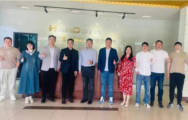 武漢現(xiàn)代精工機械股份有限公司接待東西湖區(qū)工商聯(lián)調(diào)研團，共探創(chuàng)新合作新機遇